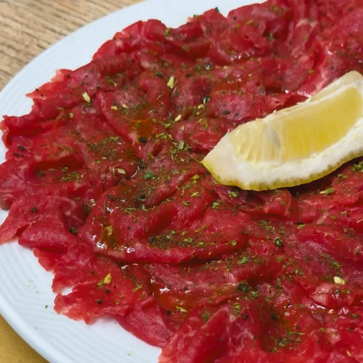 Carpaccio di manzo alle erbette
