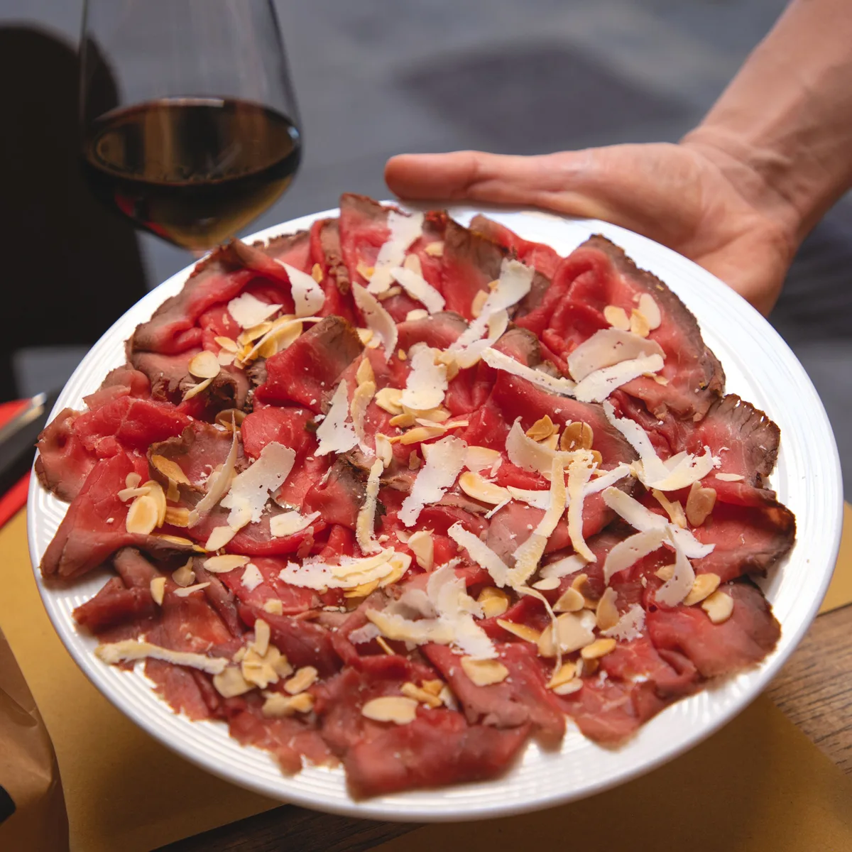 Roast beef con mandorle tostate e pecorino
