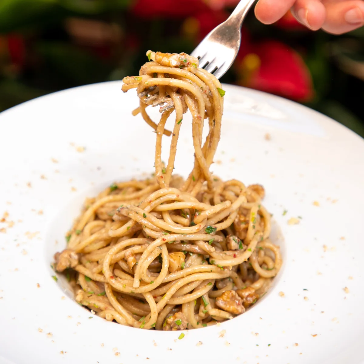 Spaghetti, acciughe e noci