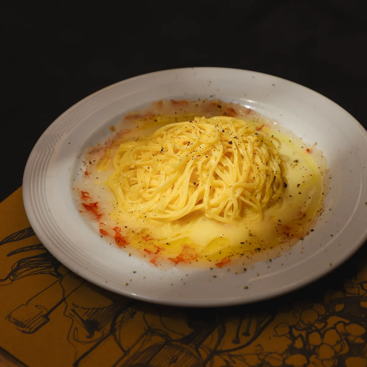 Taglierini al lime su carpaccio di gambero rosso crudo