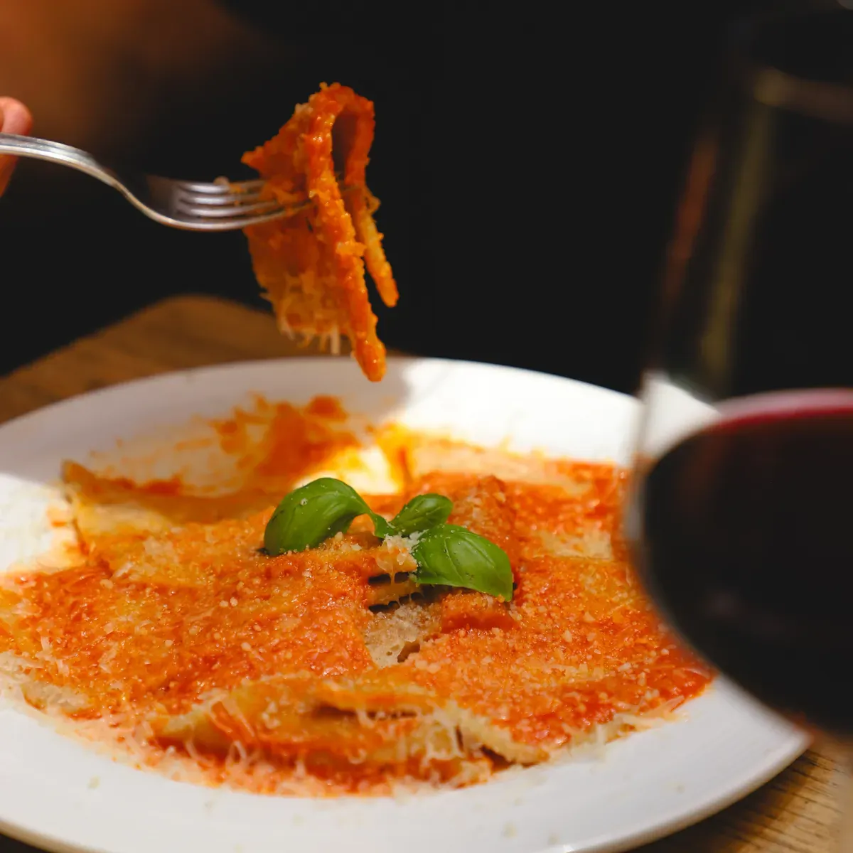 Testaroli al sugo di pomodorini confit e pecorino